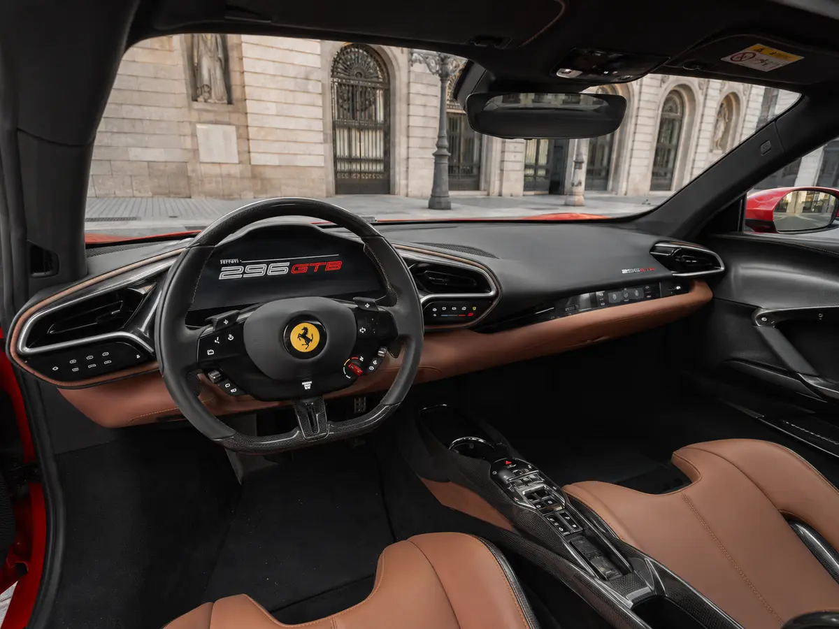 Ferrari 296 GTB 2023, interior — Monaco Luxury Car Rental, Mónaco. Ferrari 296 GTB in Mónaco El alquiler del Ferrari 296 GTB en Mónaco incorpora un modelo…